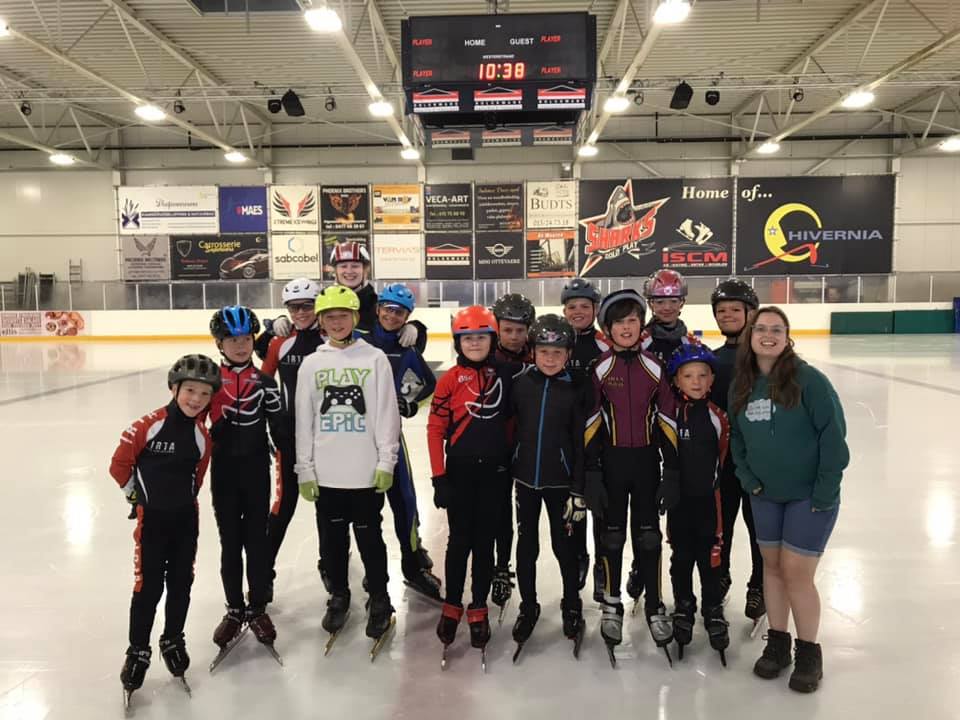 Shorttrackers leven zich uit op het ijs in Mechelen